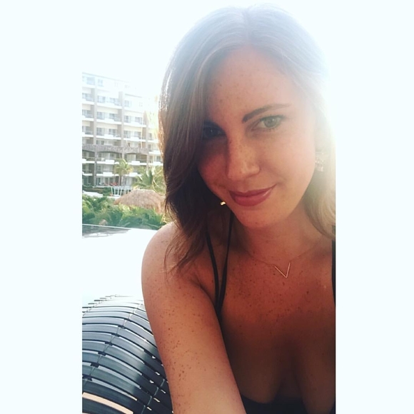 Profile Picture of Danielle Viera (@dviera26) on Poshmark