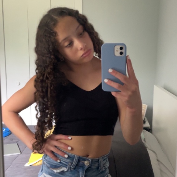 Profile Picture of Alexia Schmidt (@alexiaschmid881) on Poshmark