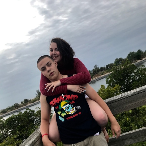 Profile Picture of Amanda Bates (@amandabatesxo) on Poshmark