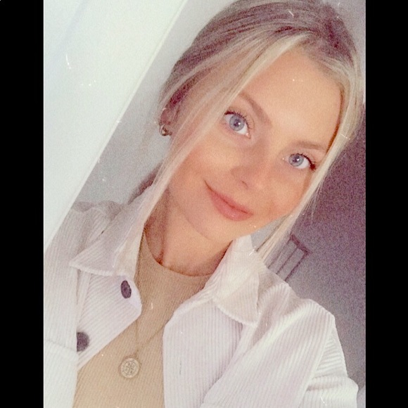 Profile Picture of Alexa Carroll (@alexancarroll) on Poshmark