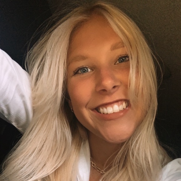 Profile Picture of Olivia Schulte (@livischulte) on Poshmark