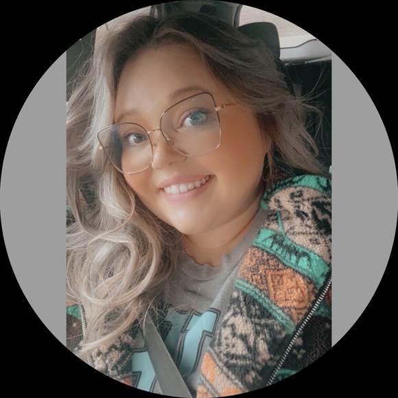 Profile Picture of Olivia Ratliff (@oliviaratliff10) on Poshmark