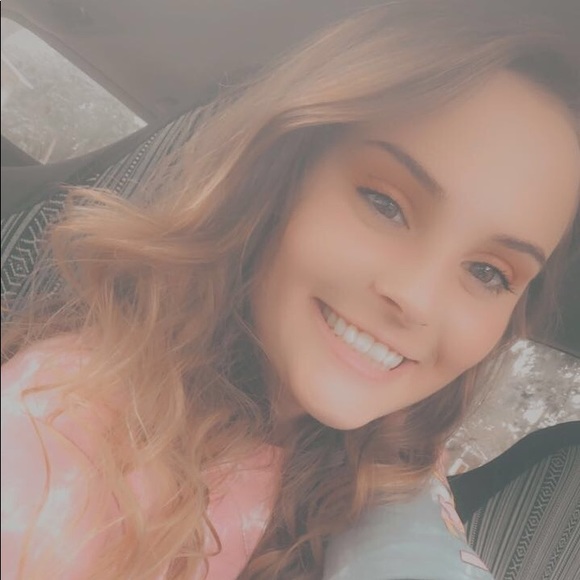 Profile Picture of Ashlynn Fajt (@ashh___) on Poshmark