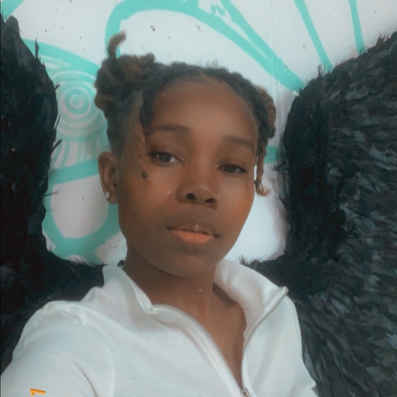 Brittiany Durett - Poshmark Profile Picture of Brittiany Durett (@brittianydurett) on Poshmark