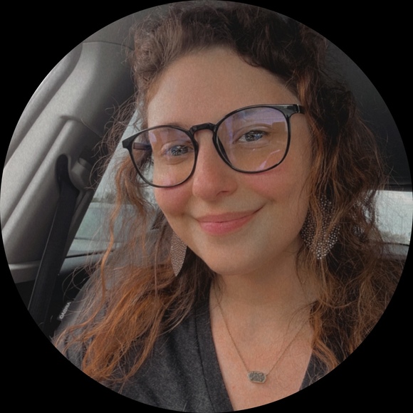 Profile Picture of Taylor Oley (@tayyoley) on Poshmark