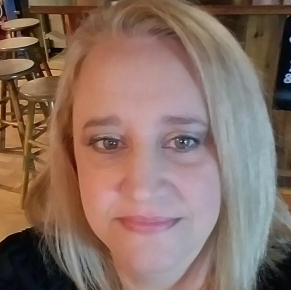 Profile Picture of Angelia Ested (@butteryflyfreak) on Poshmark