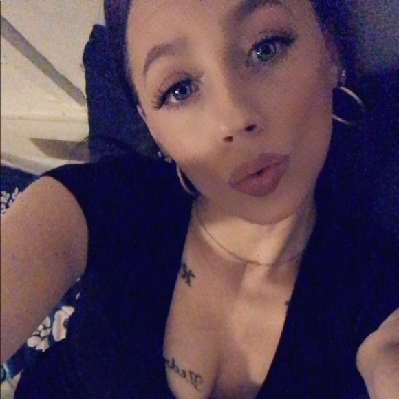 Profile Picture of Sara Cleaves (@saracleaves) on Poshmark