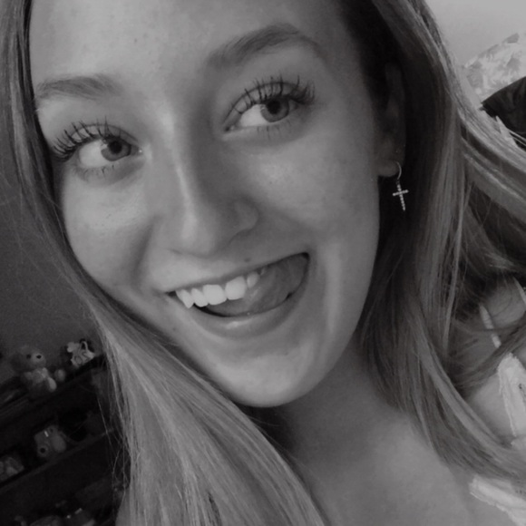 Profile Picture of Zoë Gotchall (@zgotchall) on Poshmark