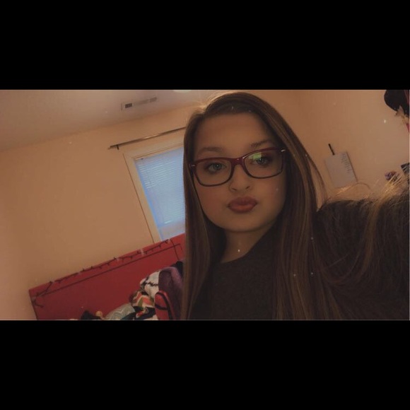 Profile Picture of Emily Cecil (@ececil75) on Poshmark