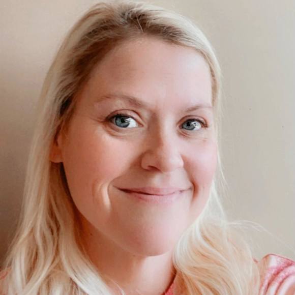 Profile Picture of Lois Connors (@loweconnors) on Poshmark