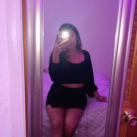 Profile Picture of Andrea Alvarez (@yayislluvia) on Poshmark