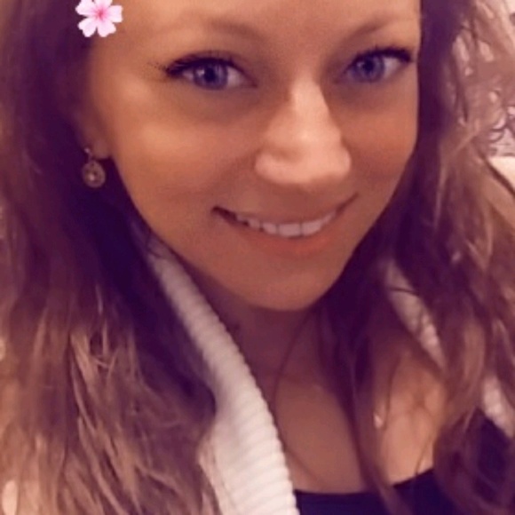 Profile Picture of Maia Daniels (@maiachristine) on Poshmark