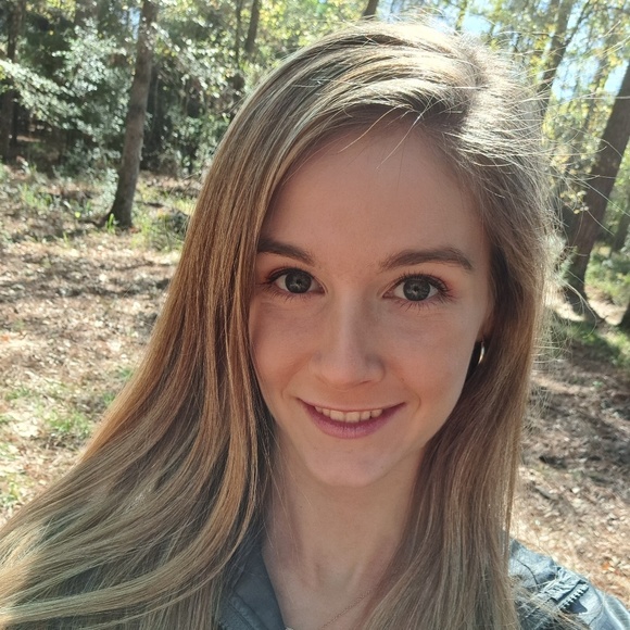 Profile Picture of Julia Mcclung (@juliabeth1303) on Poshmark