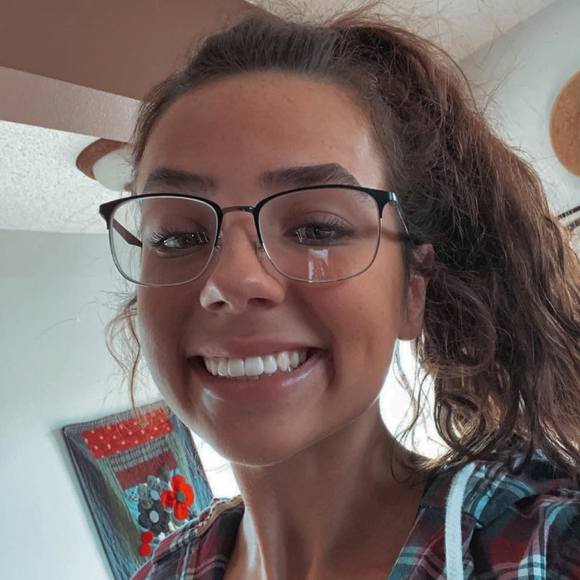 Profile Picture of Molli Gettler (@molligettler) on Poshmark