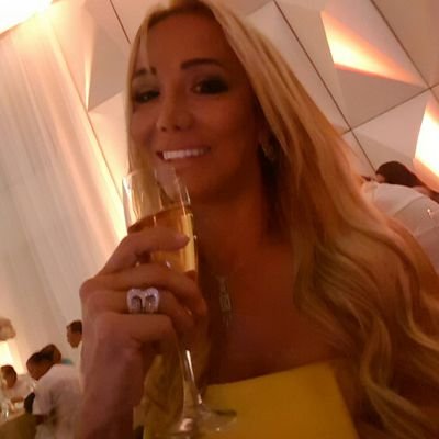 Profile Picture of Claudia Cadavid (@claudiac916) on Twitter