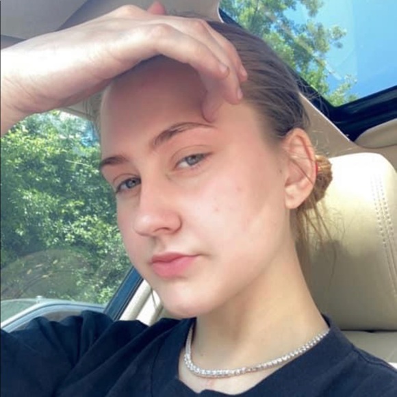 Profile Picture of Danielle elizabeth Rohmer (@daniroo_) on Poshmark