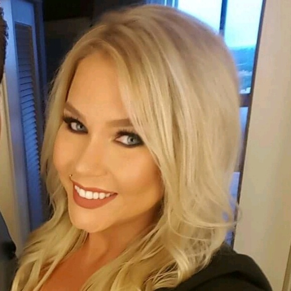 Profile Picture of Amanda Miles (@amandamiles14) on Poshmark
