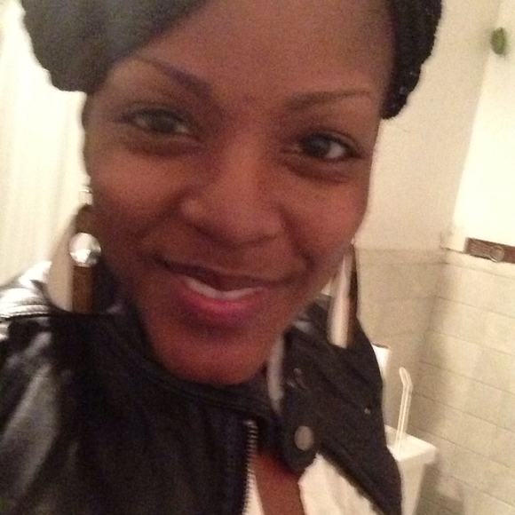 Profile Picture of Crystal Swiney (@cswiney2) on Poshmark