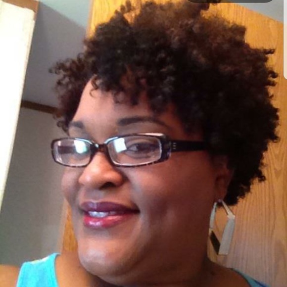 Profile Picture of Keyza Simpson (@azyekg) on Poshmark