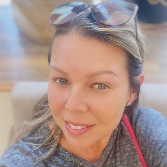 Profile Picture of Val Gonzales (@valgonzales1) on Poshmark