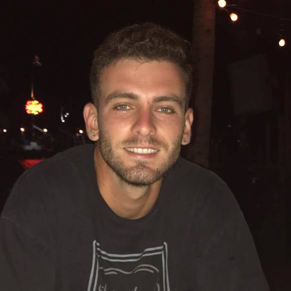 Profile Picture of Brett Simon (@brettjsimon) on Poshmark