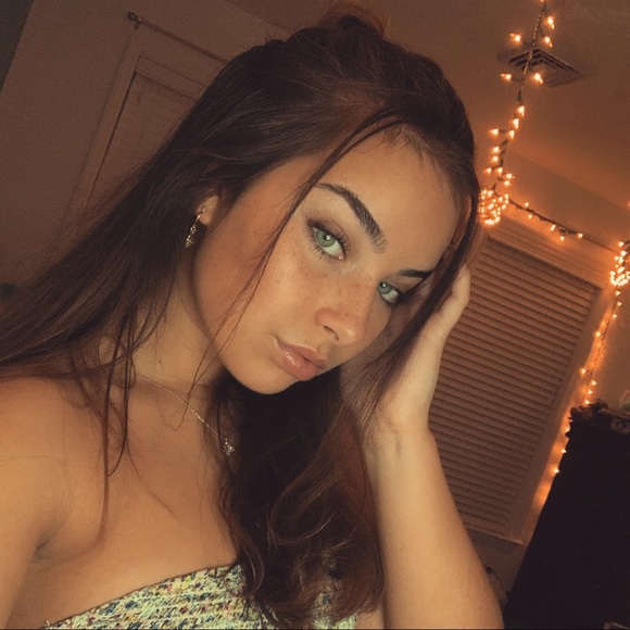 Profile Picture of Lauren Angelone (@laurenangelone) on Poshmark