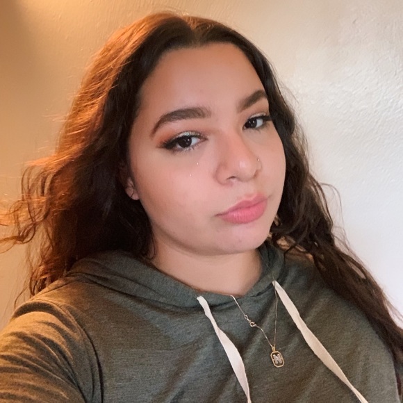 Profile Picture of Noelani Velez (@veleznini) on Poshmark