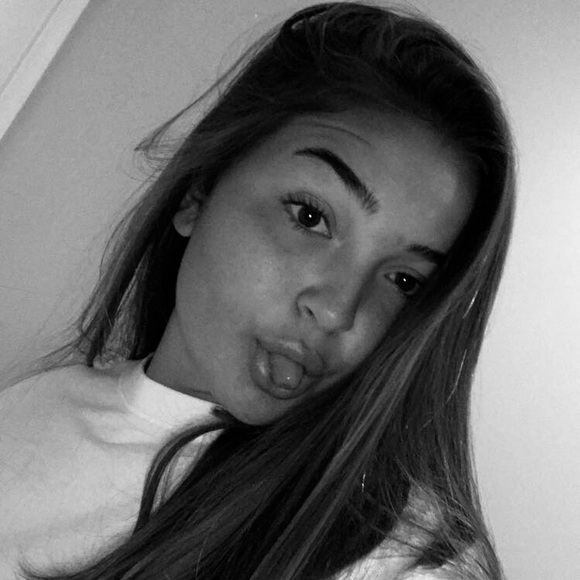 Profile Picture of Leigha Weaver (@leigha_weaver) on Poshmark