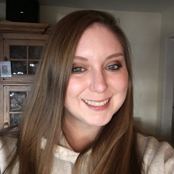 Profile Picture of Elizabeth Thompson (@lizardt222) on Poshmark