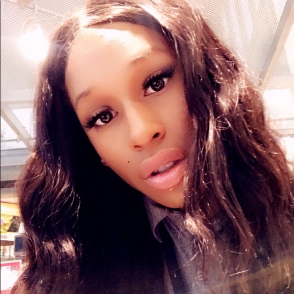 Profile Picture of Yasmi Balik (@chinxsuzi) on Poshmark