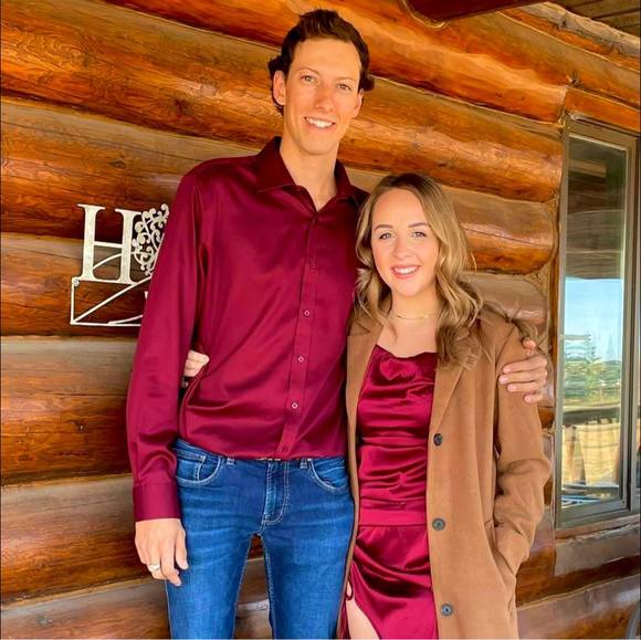 Profile Picture of Arrianna Hertz (@arriannahertz) on Poshmark