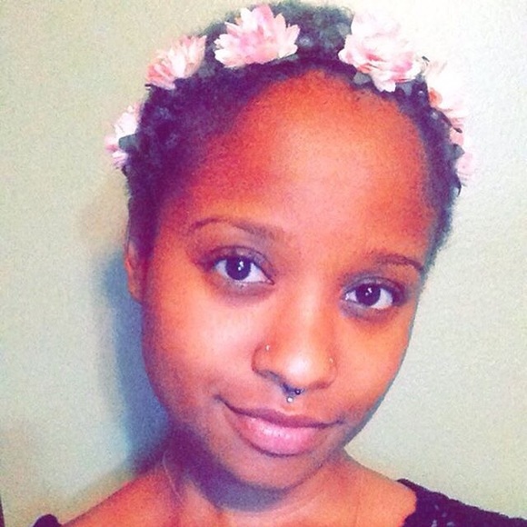 Profile Picture of Leah Scott (@hael_karma) on Poshmark