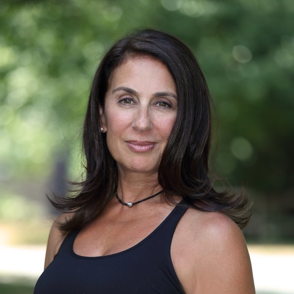 Profile Picture of Rhonda Skloff (@daisy1186) on Poshmark