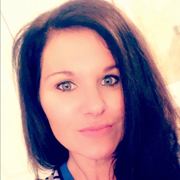 Profile Picture of Lisa Groner (@lgroner) on Poshmark