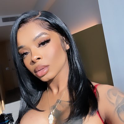 Profile Picture of ShiLove ❤️ (@ShiLoveClothing) on Twitter