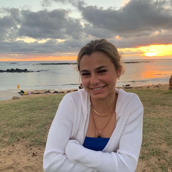 Profile Picture of Harper Statter (@harpstat) on Poshmark