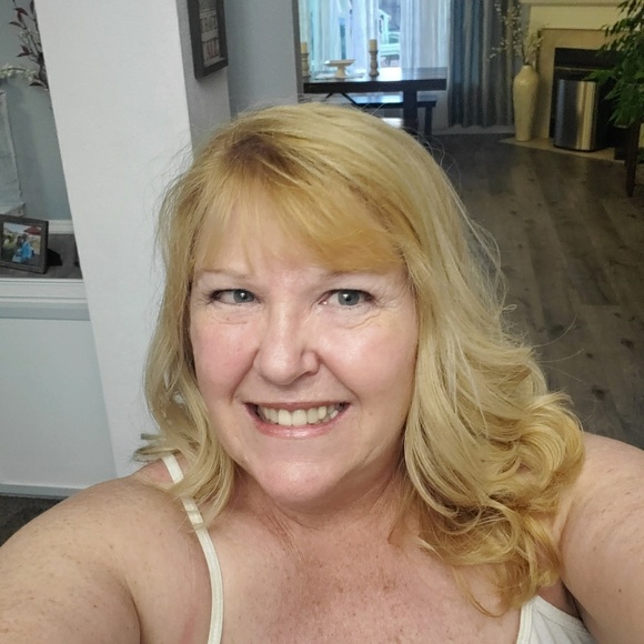 Profile Picture of Julie Stiles (@ldybug726) on Poshmark