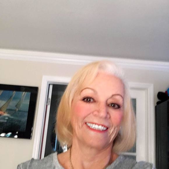 Profile Picture of Emily Annerino (@lietta40) on Poshmark