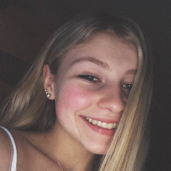 Profile Picture of Lola Reineke (@lola_reineke11) on Poshmark