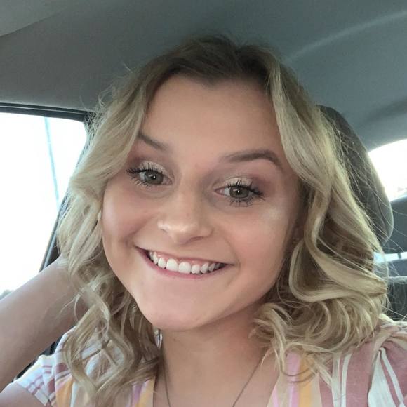 Profile Picture of Chloe Closen (@cclosen02) on Poshmark