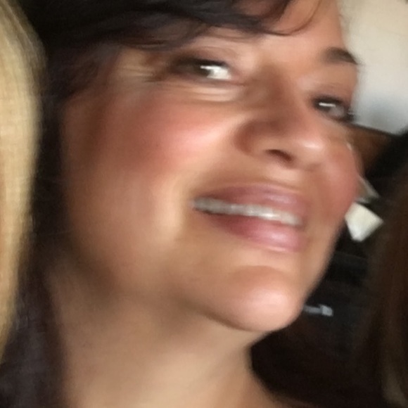 Profile Picture of Lisa Motta (@glamorosalisa) on Poshmark