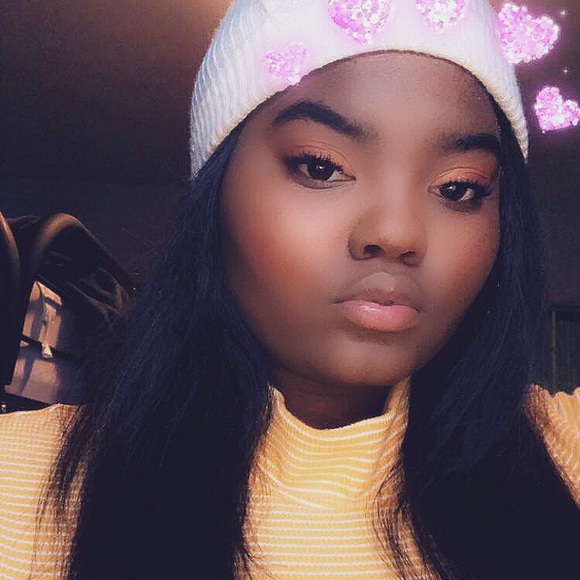 Profile Picture of Alyssa Devries (@alyssa_devries) on Poshmark