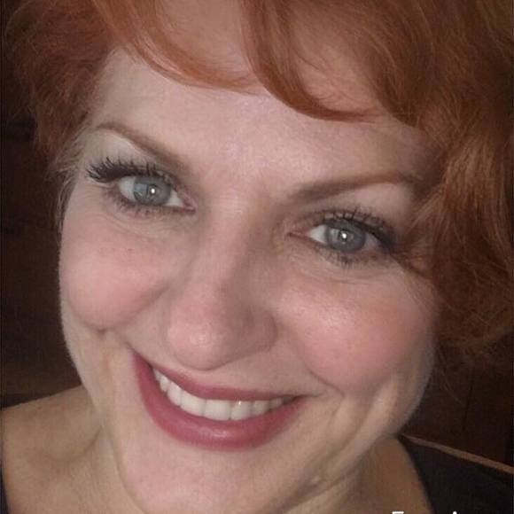 Profile Picture of Amy Loofbourow (@amyloofbourow) on Poshmark