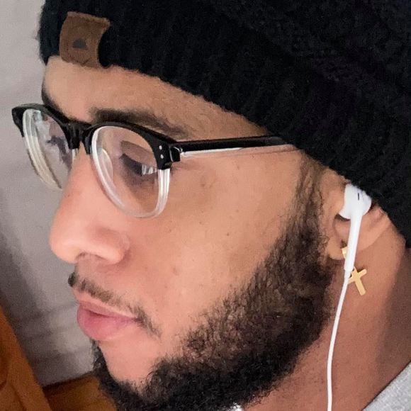 Profile Picture of Célio Andrade (@celiocv10) on Poshmark