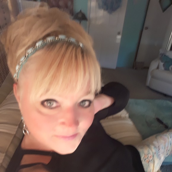 Profile Picture of Lori Shaffer (@loriannspice) on Poshmark