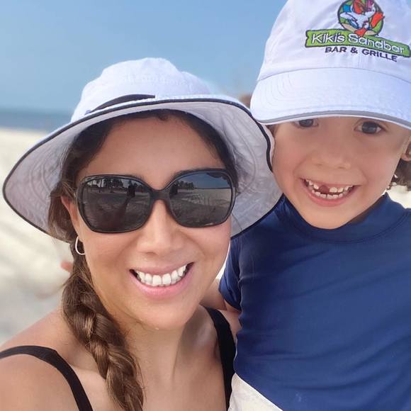 Profile Picture of Vannia Lorena (@vavigar) on Poshmark