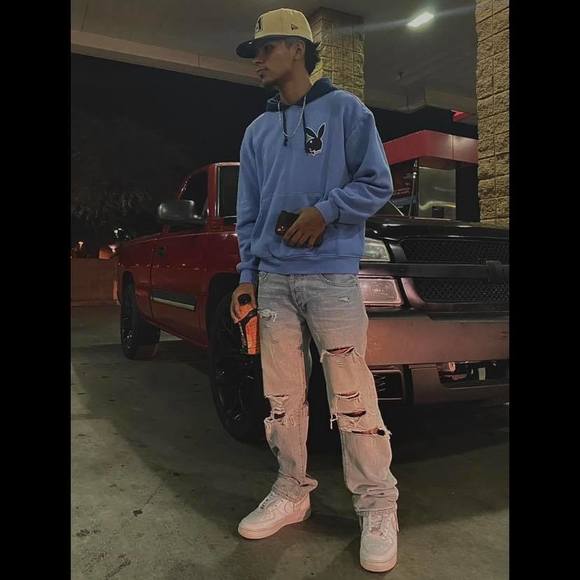 Profile Picture of Carlos Arturo (@crarturo721) on Poshmark