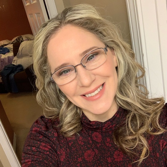 Profile Picture of Bobbi Roberts (@bobbiroberts001) on Poshmark