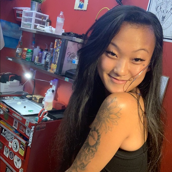 Profile Picture of Mia Afman (@miaafmann) on Poshmark