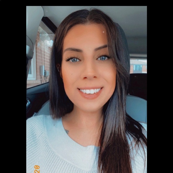 Profile Picture of Vanessa Barcelos (@vbarcelos) on Poshmark